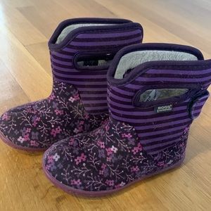 Soft Purple Bogs! The greatest comfiest waterproof shoes! Kids 9